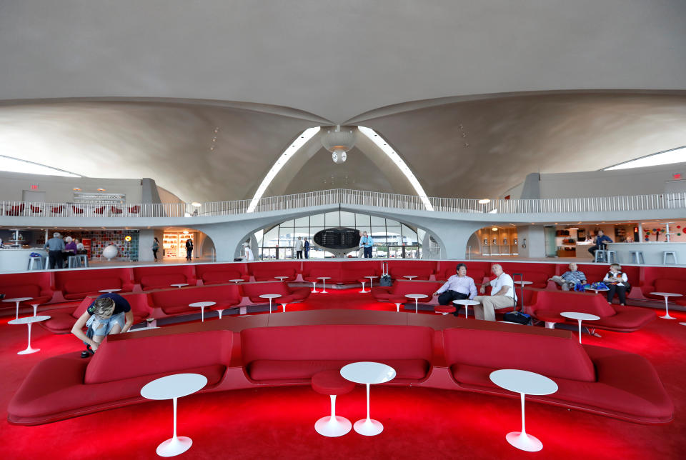 El hotel cuenta además con otros siete bares y seis restaurantes, además una terraza con piscina climatizada desde la que es posible ver despegar y aterrizar los aviones. (Foto: Mike Segar / Reuters).