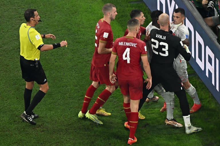 El arquero serbio Vanja Milinkovic-Savic tomó del cuello a Granit Xhaka durante el partido que disputaron Serbia y Suiza.