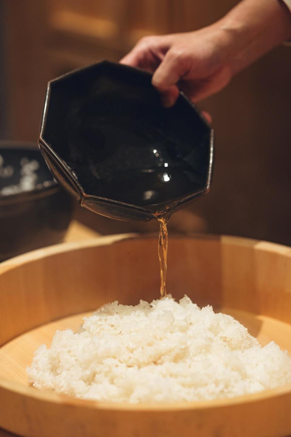 醋飯使用花蓮玉里契作米。（鮨天本提供）