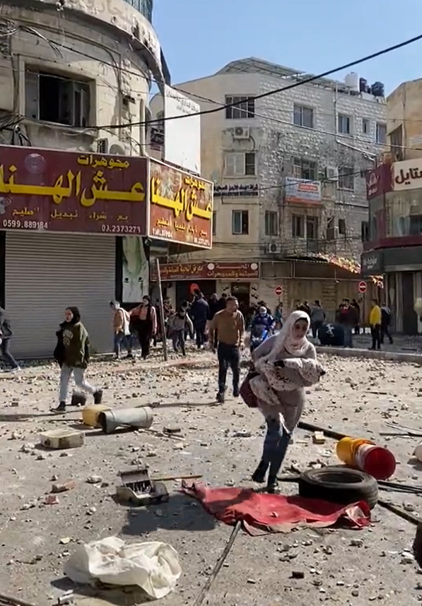 以色列陸軍23 日在巴勒斯坦自治區那不魯斯 ( Nablus ) 發動突擊，當地民眾倉皇逃生。   圖: 翻攝自 @MuhammadSmiry 推特 