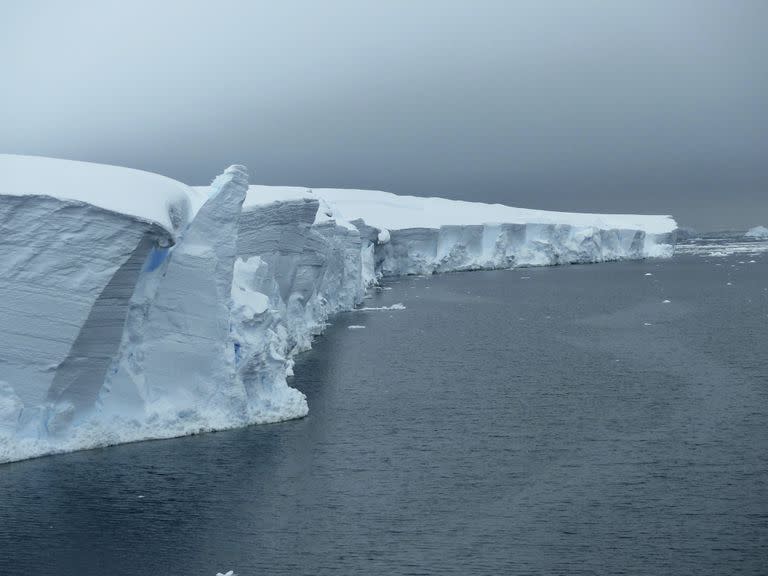 Imagen del British Antarctic Survey muestra el glaciar Thwaites en la Antártida. (Robert Larter/British Antarctic Survey via AP)