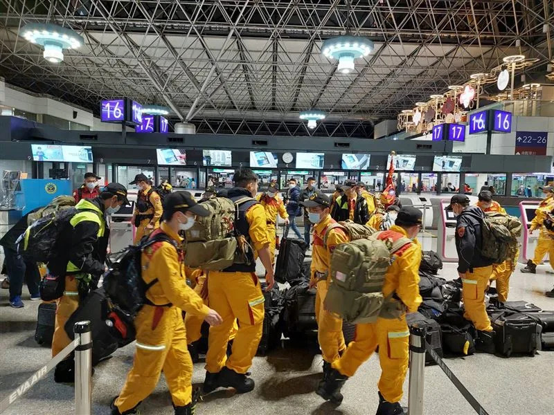 台灣國際特搜隊第二批人員已在桃園機場集結等待上機，前往土耳其救災。（圖／翻攝畫面，下同）