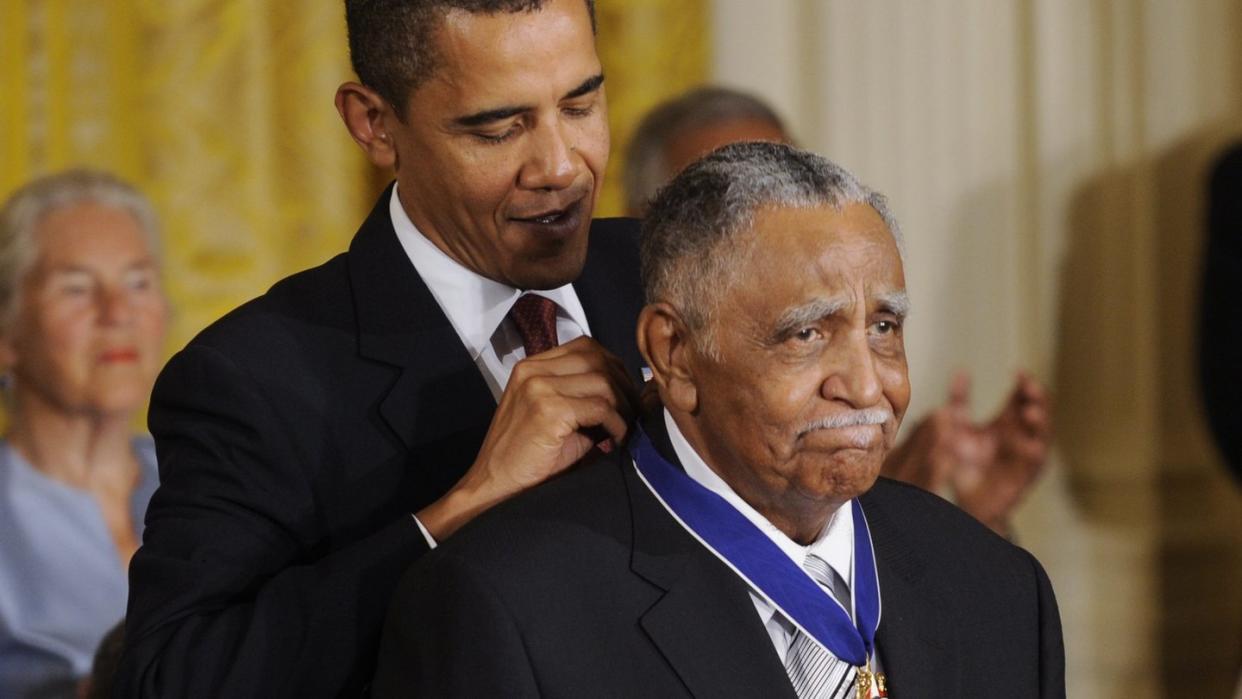 Der Bürgerrechtler Joseph E. Lowery erhält von dem damaligen US-Präsidenten Barack Obama im August 2009 die höchste zivile Auszeichnung der USA, die Presidential Medal of Freedom.