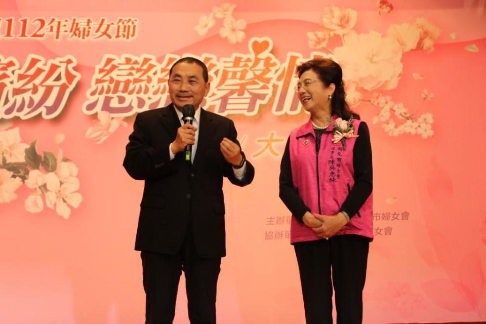 新北市長侯友宜到場鼓勵 他從婆媳相處之道，談到齊家治國，右為新北市婦女會理事長陳吳惠純。（新北市社會局提供）