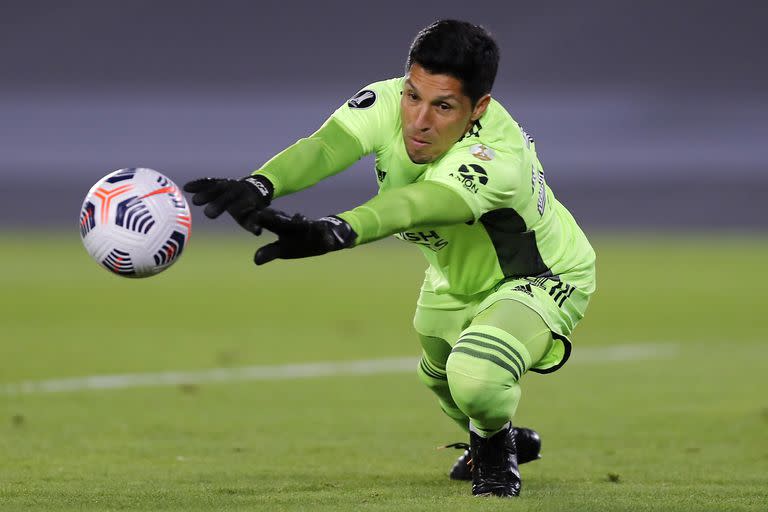 Enzo Pérez, el improvisado arquero de River ante Independiente Santa Fe, en el último partido de la Copa Libertadores