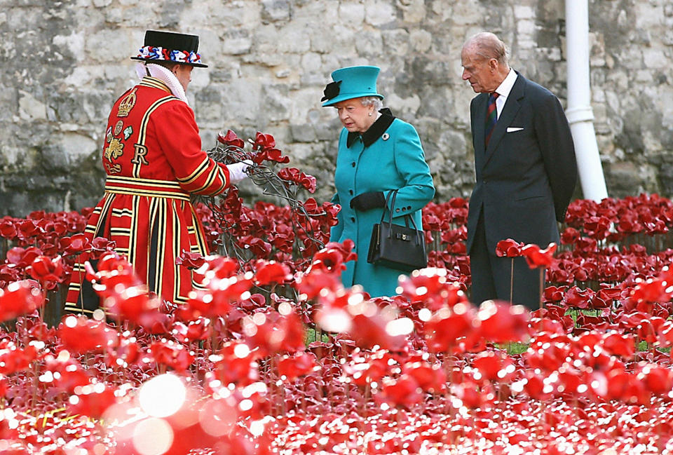 The Queen and the Duke of Edinburgh visiting the poppy field at the Tower of London in 2014 (Picture: PA)