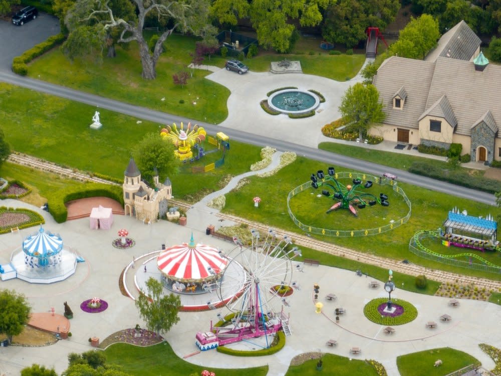 Die Neverland-Ranch, die zuletzt sehr verwahrlost war, erstrahlt für die Dreharbeiten zu "Michael" in neuem Glanz. (Bild: Backgrid/Action Press)