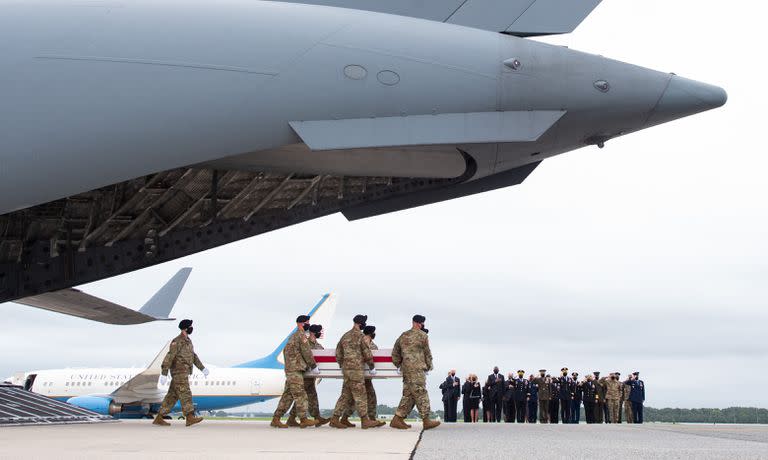 La llegada de los marines muertos a la base de Dover