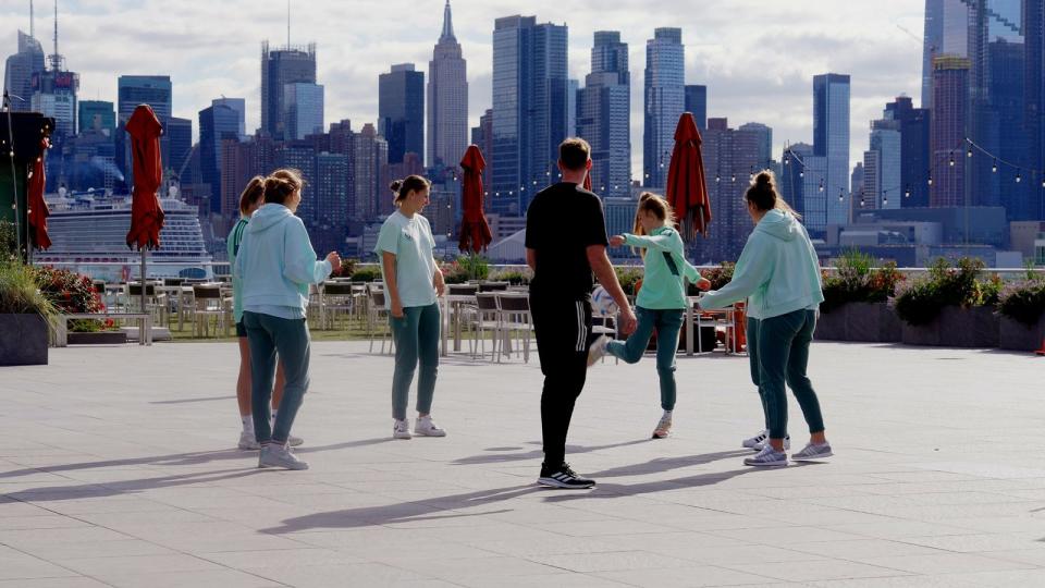 Kick with a View: Die deutschen Fußball-Damen pöllen ein bisschen auf einer Terrasse mit Blick auf die Skyline von New York. (Bild: ZDF / Warner Bros. ITVP )