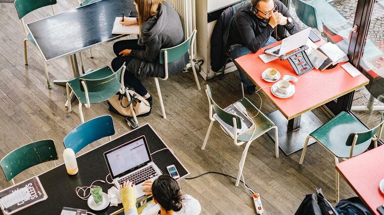 All-inclusive: Coworking-Anbieter kümmern sich selbst um Technik und Reinigung der Büros. Oft gibt es auch Kaffee- und Bier-Flatrates. Foto: dpa Picture-Alliance 