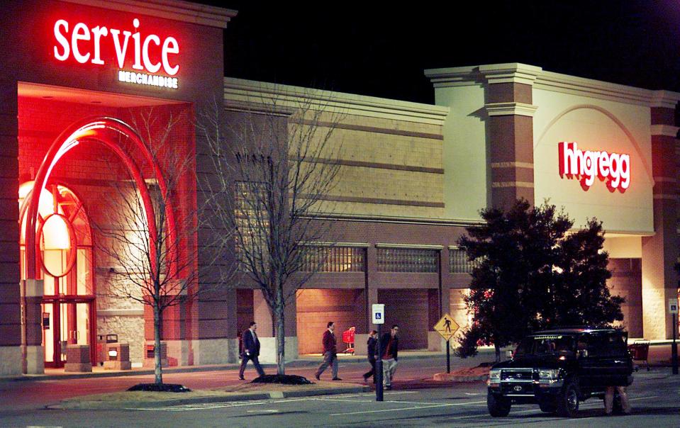 Service Merchandise has remodeled several of its stores, spitting them into sublets. The Service Merchandise store in Cool Springs leased its empty space to H.H. Gregg, here Jan. 22, 2001.