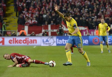 Denmark's Thomas Kahlenberg (L) and Sweden's Zlatan Ibrahimovic fight for the ball during their Euro 2016 qualifier play-off first leg match at the Friends arena in Stockholm, Sweden, November 14, 2015. REUTERS/Janerik Henriksson/TT News Agency