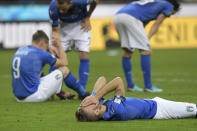 <p>L’Italie absente d’une Coupe du Monde ? Ce n’est arrivé que deux fois dans l’histoire du football. En 2018, les joueurs de la Squadra Azzura ne participeront pas, là encore, à la plus prestigieuse des compétitions. Malchanceux d’être tombés dans le même groupe que l’Espagne, les Italiens devaient venir à bout de la Suède pour obtenir leur ticket pour la Russie. Battus 1-0 à Stockholm au match aller, les coéquipiers de Marco Verratti se devaient absolument de marquer au match retour pour espérer une qualification. Mais malgré 26 tirs tentés, ils n’ont pas trouvé la faille face au mur suédois. Pour la troisième fois, la sélection aux quatre étoiles sur son maillot ne participera donc pas à la Coupe du Monde, en juin prochain. (<em>Photo AFP</em>) </p>