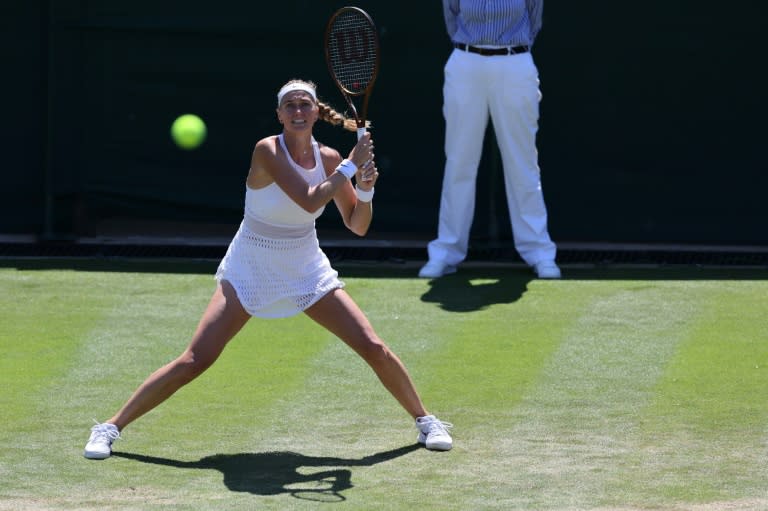 La tenista checa Petra Kvitova juega contra la bielorrusa Aliaksandra Sasnovich un partido del torneo de Wimbledon, en Londres, el 7 de julio de 2023 (Adrian Dennis)