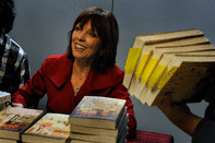 <b>Nora Roberts - 23 milioni di dollari</b><br> I suoi romanzi rosa (ne ha pubblicati più di 150) affollano i supermercati e gli aeroporti statunitensi. Nell'ultimo periodo stanno andando a ruba anche in formato digitale: le vendite hanno superato infatti i 3,2 milioni nel 2012. Se non fosse per E.L. James, la corona di regina degli ebook sarebbe sua.