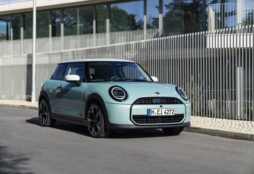 全新第5代MINI Cooper 3門掀背完美演繹MINI經典本色，從車身輪廓即能一眼感受僅屬於MINI的黃金比例：經典渾圓的頭燈設計、極短的前後懸與八角形水箱護罩線條。