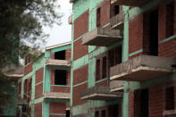 Edifici mai completati a causa della crisi in un quartiere di Atene
