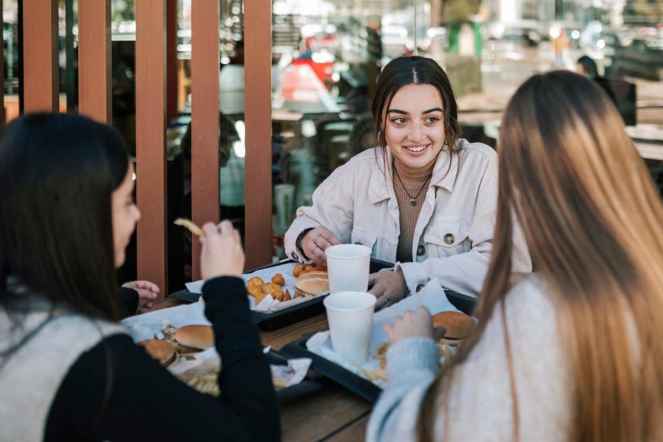 Die Gen Z hat besondere Essgewohnheiten. - Copyright: Lupe Rodriguez/Getty Images