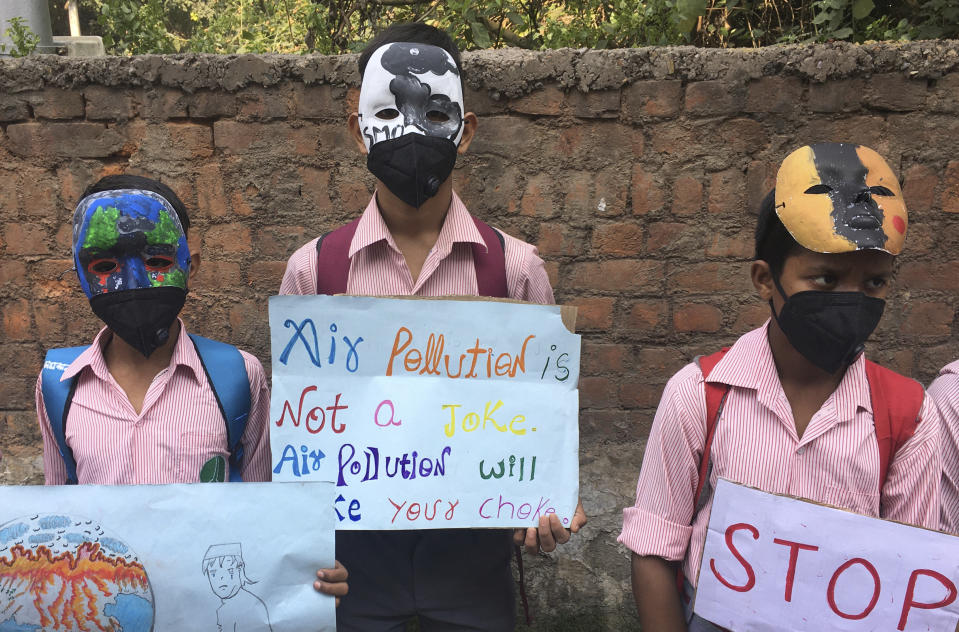 Niños protestan afuera del Ministerio Medioambiental de India contra los niveles de contaminación alarmantes en la ciudad en Nueva Delhi, India, el martes 5 de noviembre de 2019. (AP Foto/Shonal Ganguly)