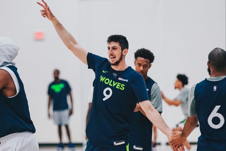 Leandro Bolmaro tuvo sus primeros minutos en la NBA y ahora seguirá en el torneo de desarrollo