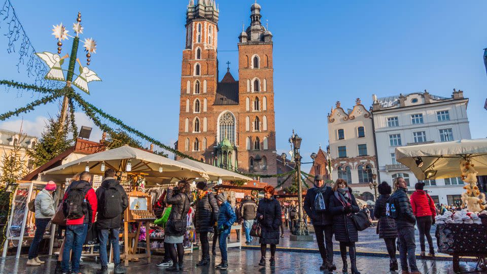 Krakow Christmas market, held in Rynek Glowny near St. Mary's Basilica, draws in big crowds every year. - Matyas Rehak/Alamy Stock Photo