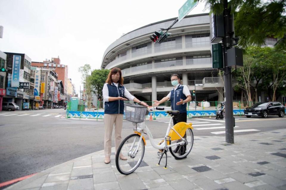 副市長沈慧虹九日視察YouBike 2.0棒球場站點，現場也實際操作。(記者曾芳蘭攝)