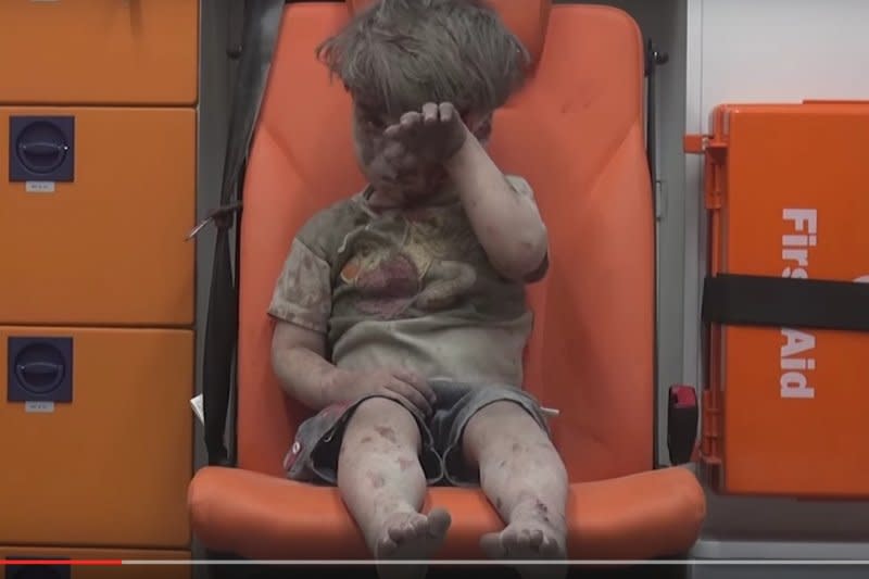 翁蘭．戴克尼許（Omran Daqneesh）一個被炸得滿臉是血、不知道發生什麼事的敘利亞小男孩（YouTube）