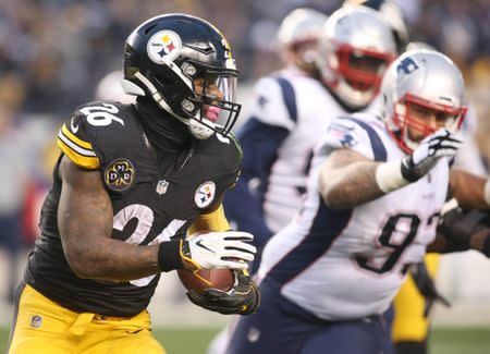 FILE PHOTO: Dec 17, 2017; Pittsburgh, PA, USA; Pittsburgh Steelers running back Le'Veon Bell (26) runs the ball against the New England Patriots during the first quarter at Heinz Field. Charles LeClaire-USA TODAY Sports