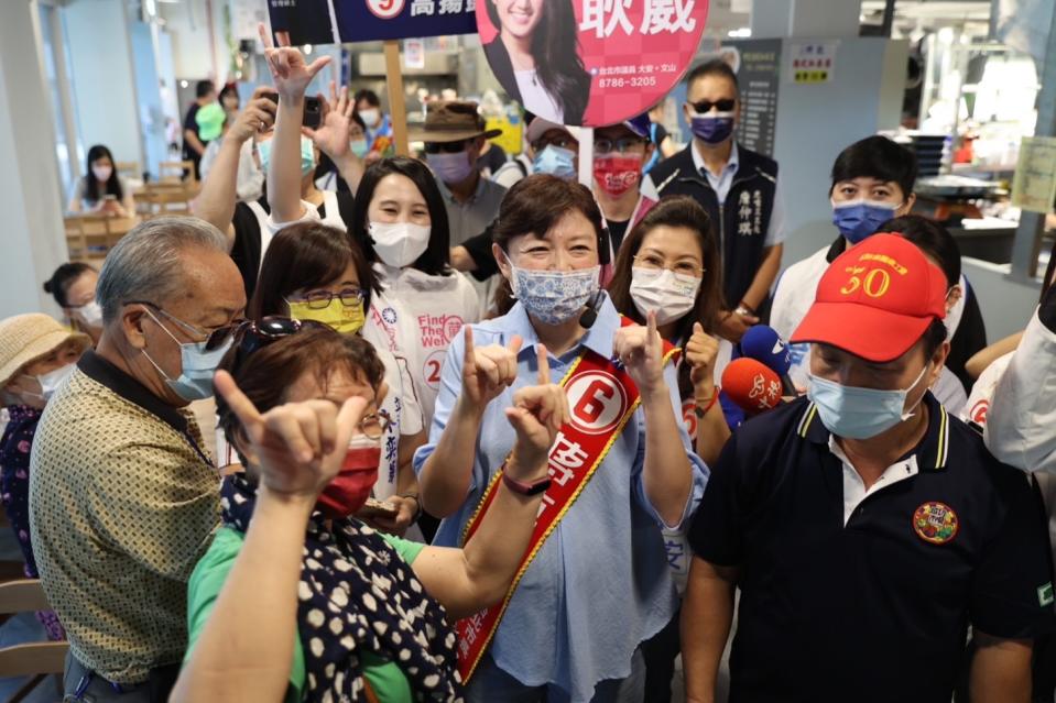 蔣萬安太太石舫亘在選舉期間協助拜票。   圖：蔣萬安競選辦公室/提供