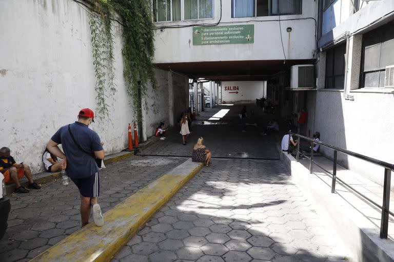 Espera para hisopado en el Hospital Rossi de La Plata