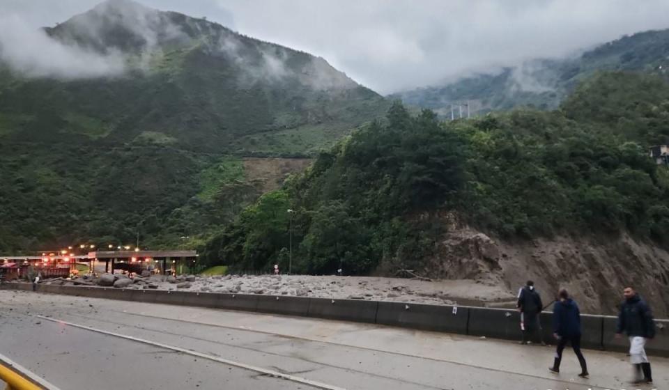 Via Bogotá - Villavicencio cerrada por emergencia en Quetame . Imagem: Coviandina