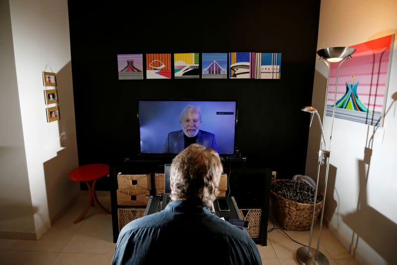 El expresidente de Brasil Luiz Inacio Lula da Silva, en una pantalla mientras habla con Reuters desde Sao Paulo en una entrevista por videoconferencia realizada por el corresponsal Anthony Boadle en Brasilia, Brasil.