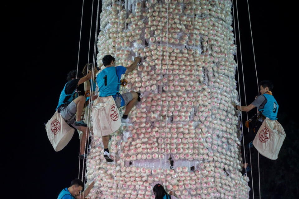 Competitors must climb the 14-meter-high Mount Bao as quickly as possible and pick up the safe bag within the time the athlete with the highest score wins.
