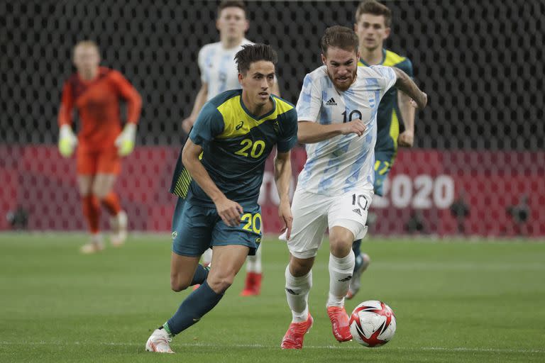 Lachlan Wales, autor del gol australiano, con Alexis Mac Allister 