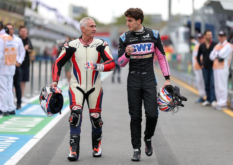 Mick, cinco veces campeón mundial de motociclismo, y Jack Doohan en el circuito de Melbourne; padre e hijo compartieron una exhibición antes del Gran Premio de Fórmula 1 de Australia en 2023.