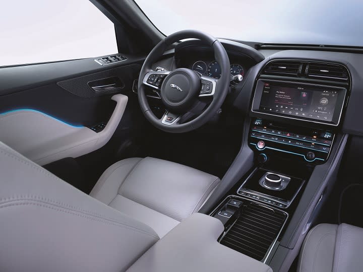 2017 Jaguar F-Pace interior photo