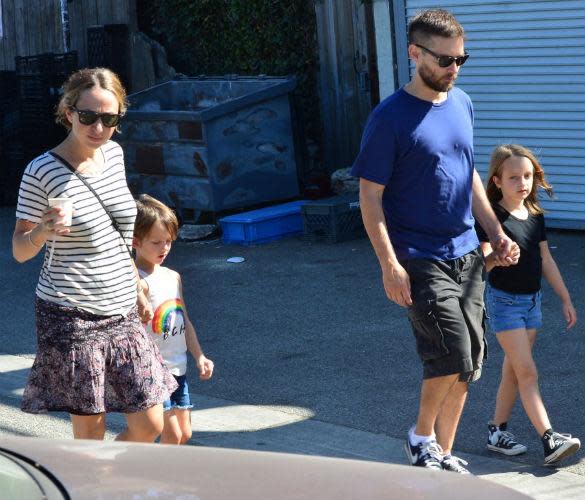 Aww Newly Single Leonardo Dicaprio Shows Off His Paternal Side With Tobey Maguires Daughter 
