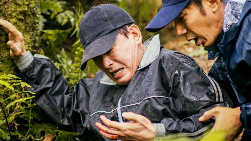 王識賢在劇中上山時，不慎踩空滑倒。 （圖／東森、映畫提供）