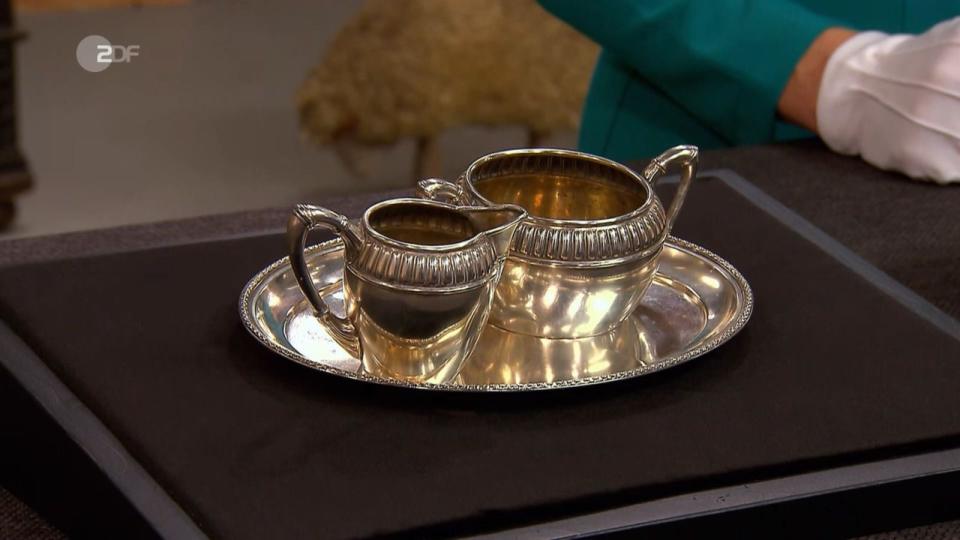 Sahnekännchen, Zuckerdose und Tablett gehörten zwar nicht zusammen, bestanden aber alle aus Silber und stammten aus der Zeit um 1900. Schätzwert: 350 Euro. (Bild: ZDF)