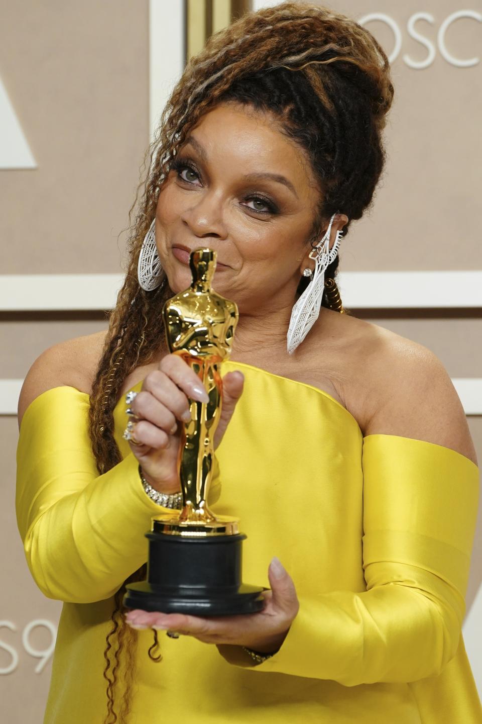 Ruth E. Carter posa con el premio a mejor diseño de vestuario por "Black Panther: Wakanda Forever" en la sala de prensa de los Oscar el domingo 12 de marzo de 2023 en el Teatro Dolby en Los Angeles. (Foto Jordan Strauss/Invision/AP)