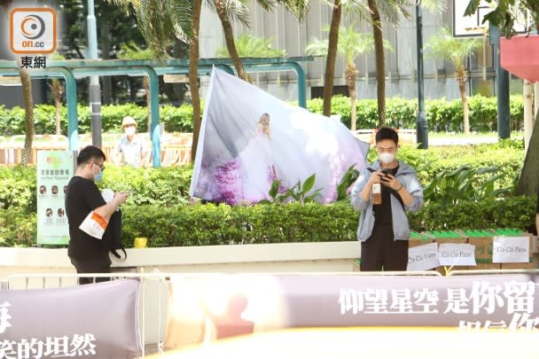 歌迷帶同李玟肖像旗幟到現場。