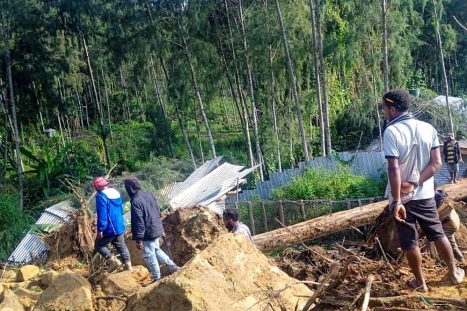 Hombres en la búsqueda y rescate de sobrevivientes tras el deslizamiento de tierra.