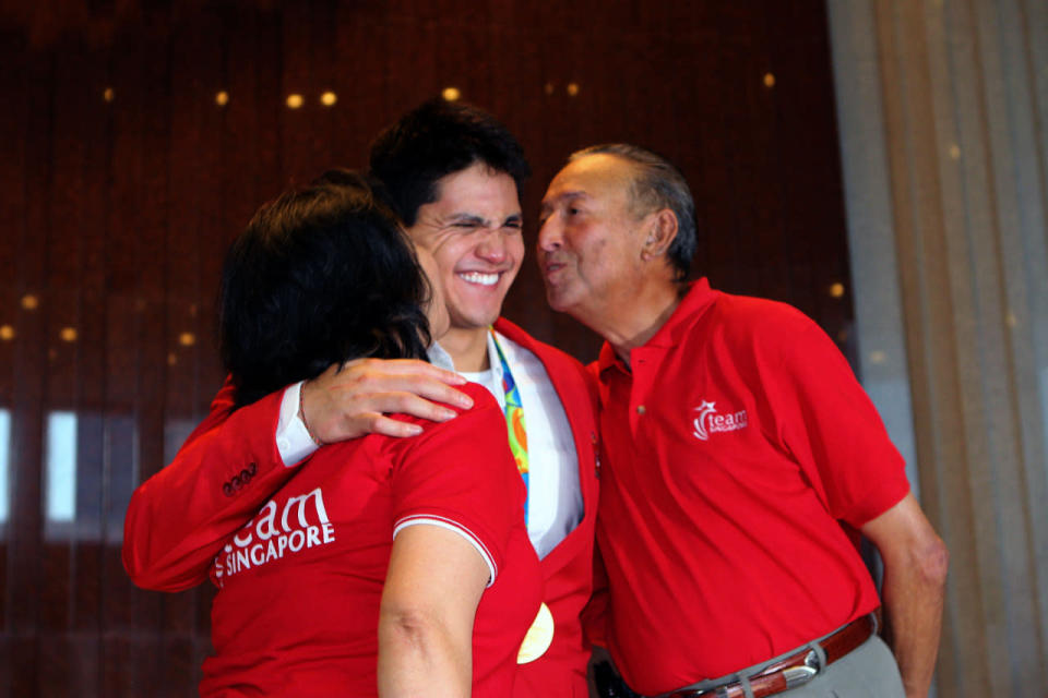 May and Colin Schooling giving their son a peck on his cheeks. (Yahoo Newsroom)