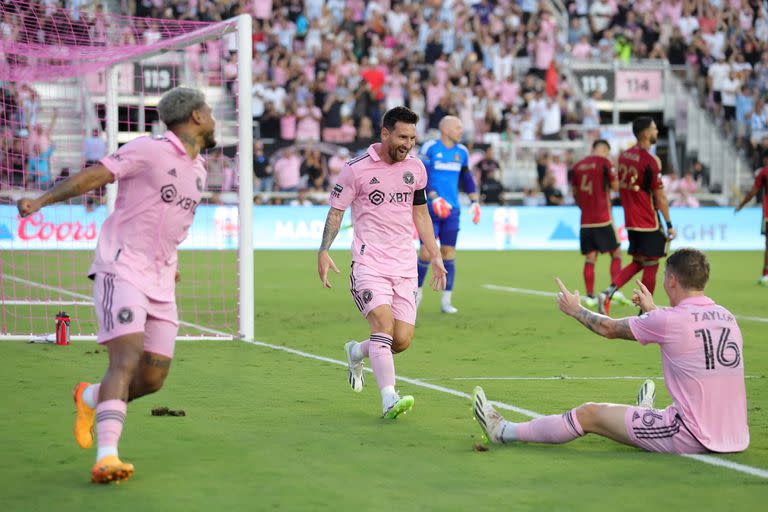 Lionel Messi, de festejo con Josef Martínez y Robert Taylor; al venezolano lo igualó en cantidad de goles y el extremo estadounidense es el siguiente escalón, rumbo a los 29 goles que convirtió Gonzalo Higuaín en Inter Miami