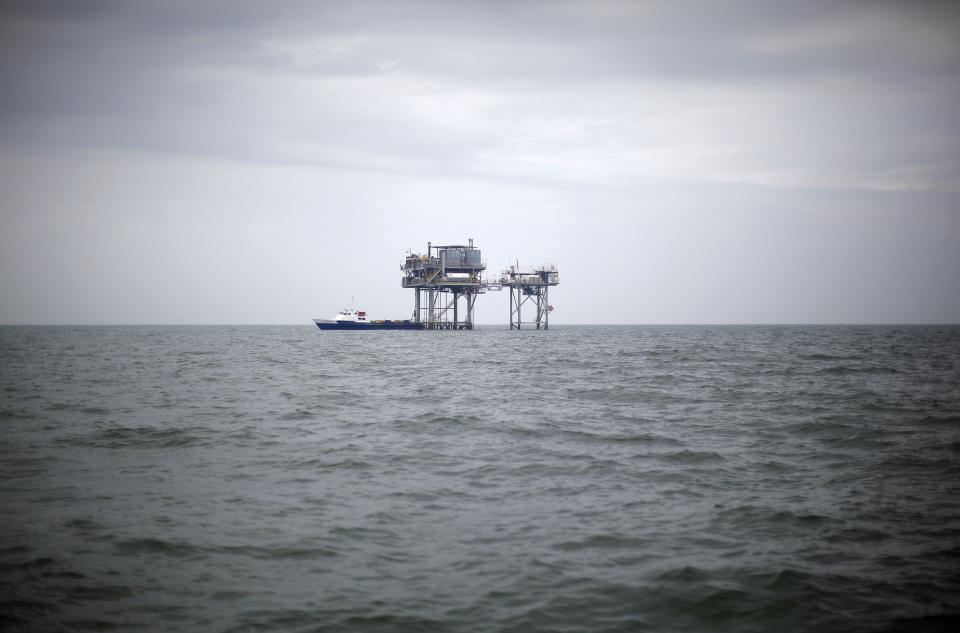 A drilling platform is seen near Breton Island, Louisiana May 3, 2010. Energy giant BP Plc was under siege on Monday over the catastrophic oil spill from its ruptured Gulf of Mexico well, as its shares fell and the U.S. government pressed it to try to limit a major environmental disaster. As a huge oil slick advanced toward the Gulf Coast shoreline, the London-based company came under increasing pressure to do more to stop, or at least control, what is fast turning into the worst oil spillage in U.S. history. REUTERS/Carlos Barria (UNITED STATES - Tags: DISASTER ENERGY ENVIRONMENT BUSINESS)