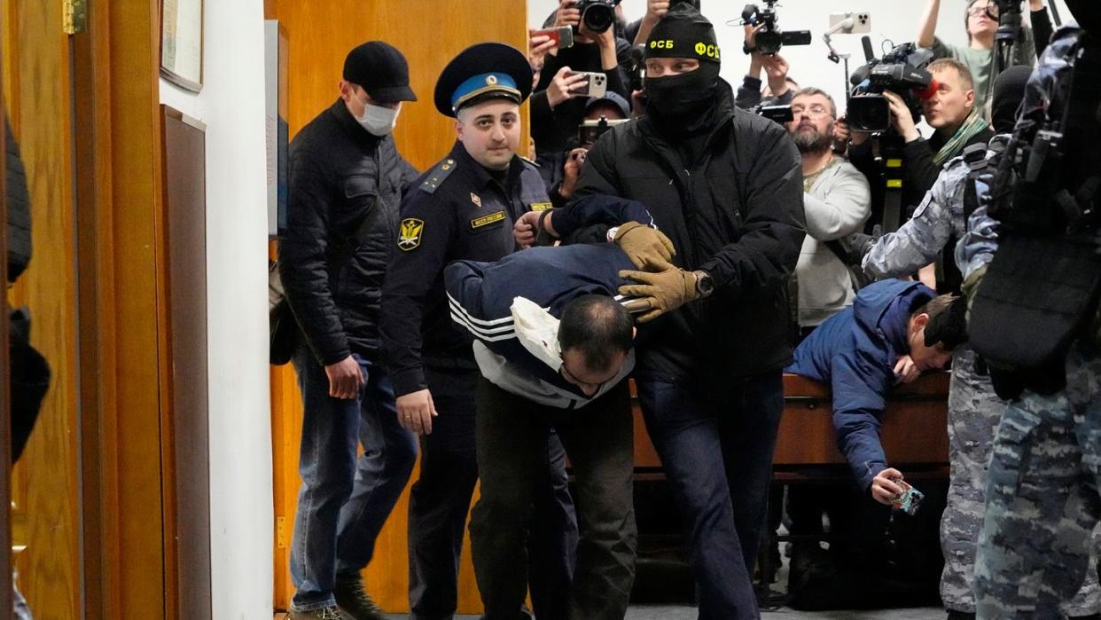 Nach dem blutigen Terroranschlag auf eine Konzerthalle präsentieren die russischen Ermittler schnell vier Tatverdächtige. Jetzt stehen sie vor Gericht. (Bild: dpa)