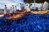 Pope Francis (C) arrives to celebrate mass at the Bicentenario Park in Quito, Ecuador, July 7, 2015. Thousands of pilgrims braved wind and rain to camp out overnight for a mass to be given by Pope Francis in Ecuador's highland capital Quito for an expected million people. (REUTERS/Alessandro Bianchi)