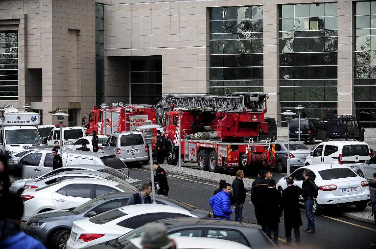 Turkish police and emergency services stand in front of the Istanbul courthouse where a Turkish prosecutor was taken hostage by an armed group on March 31, 2015