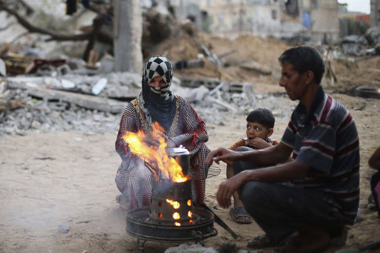 Té de a tres al lado de las ruinas de su casa en Khan Younis, en el sur de Gaza