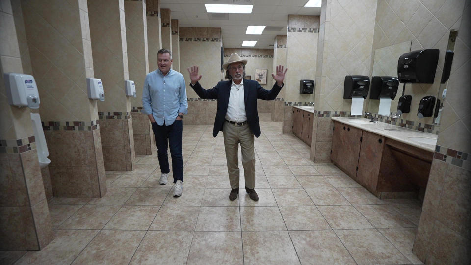 Correspondent Luke Burbank with Buc-ee's founder and CEO                  Arch 